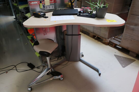 Hæve/sænke skrivebord med kontorstol