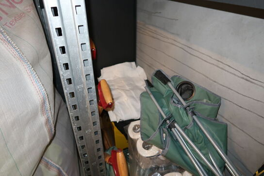 2 stk. reoler med indhold