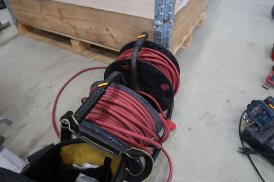 2 stk. kabeltromler samt taske med div. Værktøj