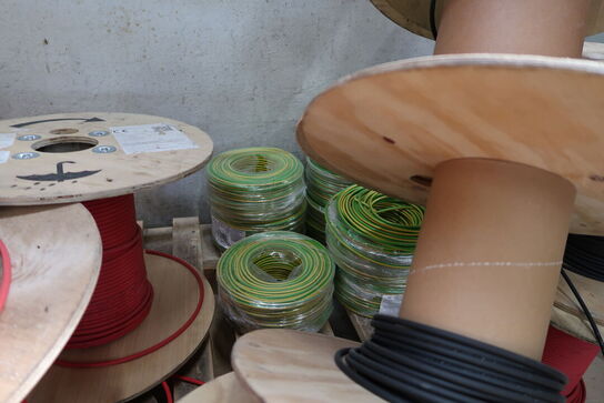 Palle med div. Kabeltromler med div. Kabel