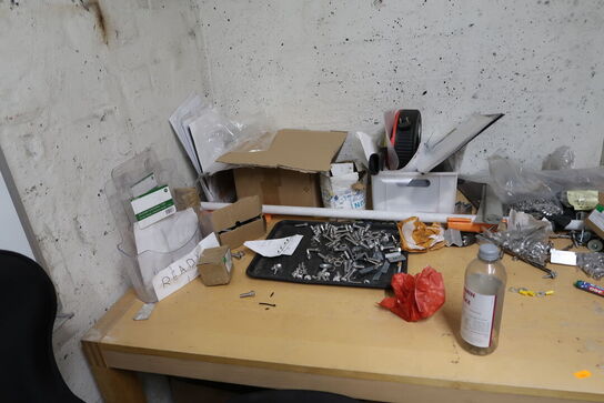 Kontorstol og skrivebord med indhold