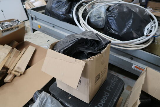 Kasse med div. Træ samt kasse med div. Beslag m.m.