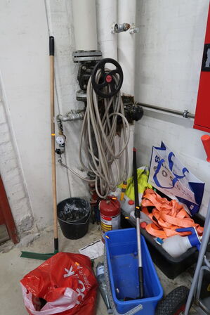 Vandslange, 2 stk. spande med indhold m.m.