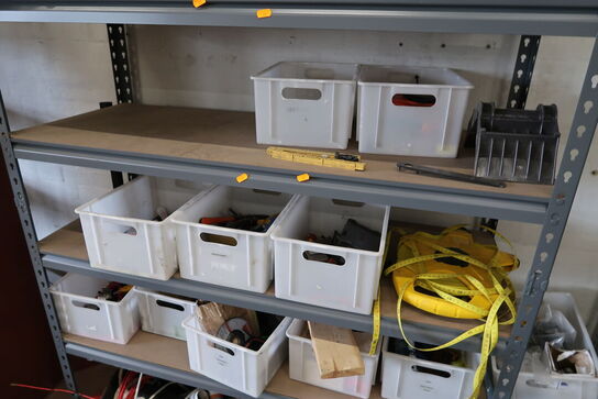 Lagerreol med indhold