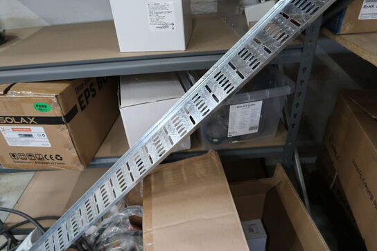 Lagerreol med indhold