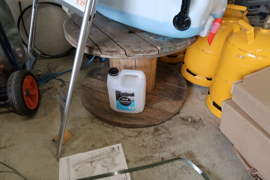 2 stk. skilte, dunk samt kabeltromle