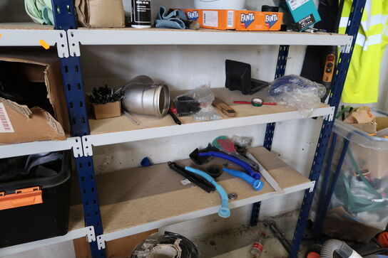 2 fag lagerreoler med indhold