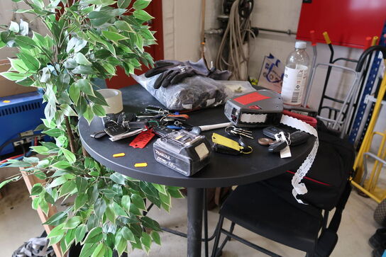 Barbord uden indhold med 2 stk. barstole