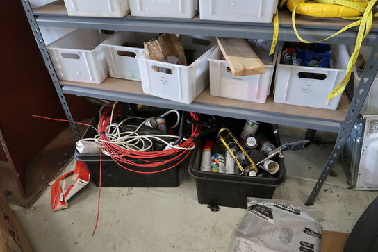 Lagerreol med indhold