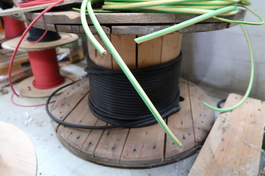 3 stk. kabeltromler med div. Kabel samt kabelrulle