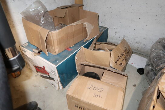 Kontorstol og skrivebord med indhold