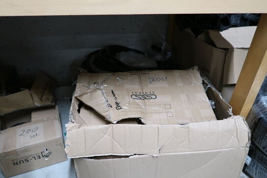 Kontorstol og skrivebord med indhold