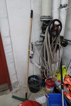 Vandslange, 2 stk. spande med indhold m.m.