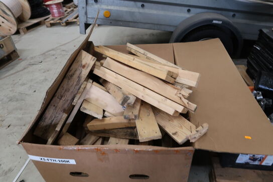 Kasse med div. Træ samt kasse med div. Beslag m.m.