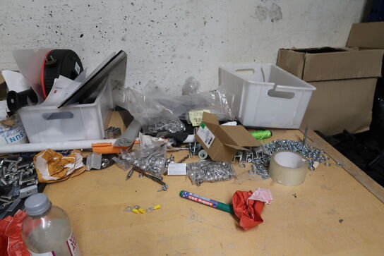 Kontorstol og skrivebord med indhold