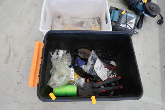 Kasse med værktøj og varelager