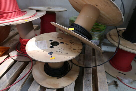 Palle med div. Kabeltromler med div. Kabel