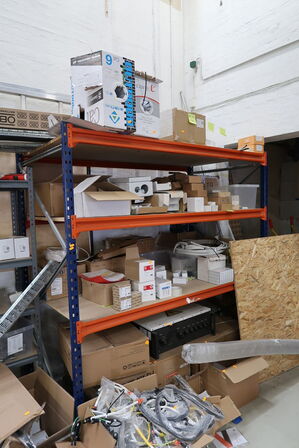 Lagerreol uden indhold