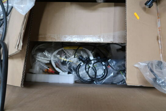 Palle samt kasser med div. Kabel