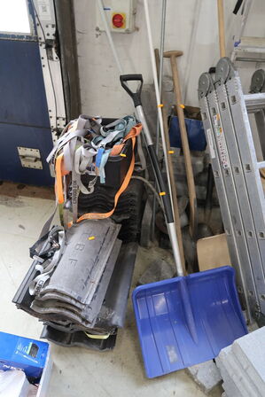 Div. Haveredskaber samt tagsten