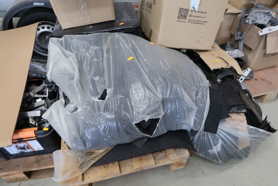 Kasse med div. Træ samt kasse med div. Beslag m.m.