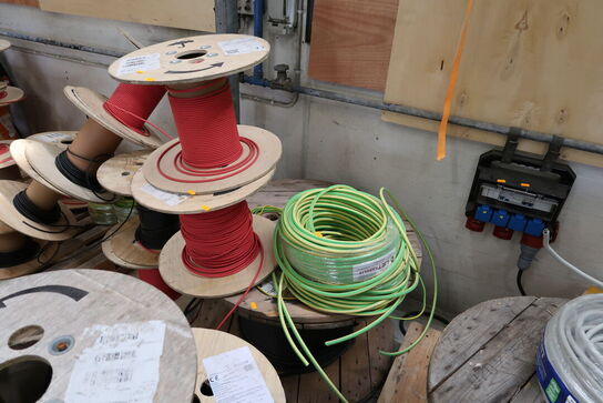 3 stk. kabeltromler med div. Kabel samt kabelrulle