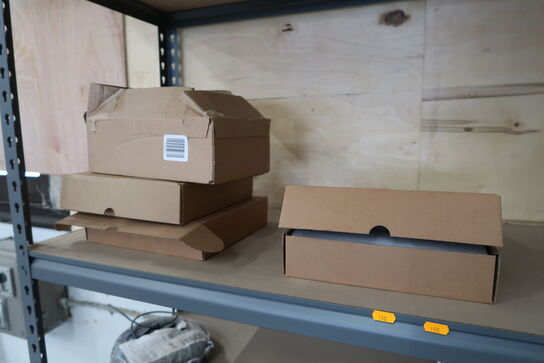 Lagerreol med indhold