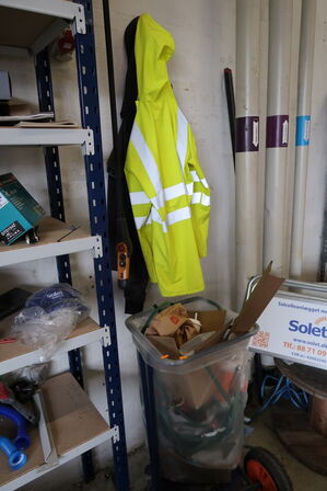 Skraldespand samt div. Tøj