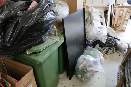 Div. Paller, papkasser samt skraldespande uden indhold