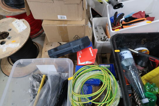 Palle med div. Varelager og værktøj