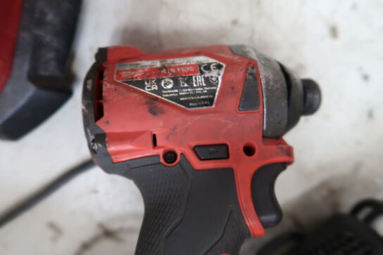 Multilader samt 2 stk. håndværktøj MILWAUKEE