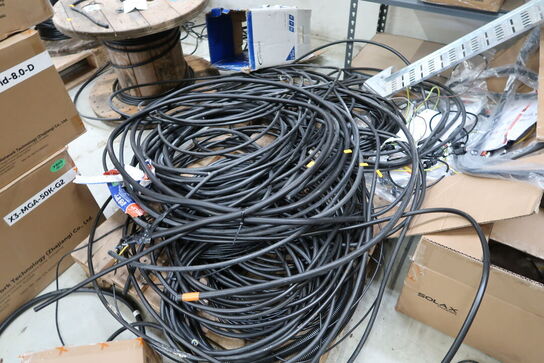 Palle samt kasser med div. Kabel