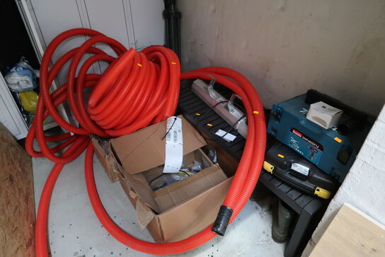 Div. Varelager, værktøjskasser samt bænk