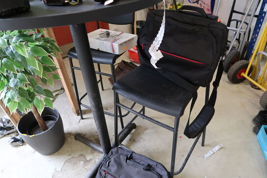 Barbord uden indhold med 2 stk. barstole