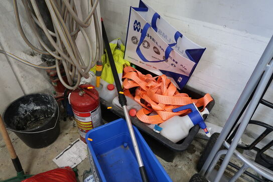 Vandslange, 2 stk. spande med indhold m.m.