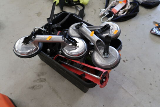 Kasse med 2 stk. glasløftere m.m.