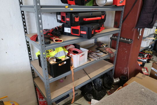 Lagerreol med indhold