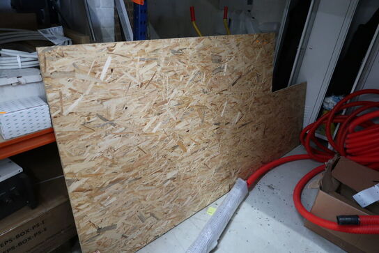 Træplade, lister samt plastikdunke