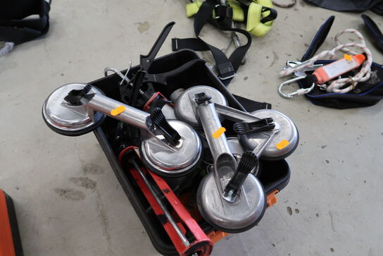 Kasse med 2 stk. glasløftere m.m.