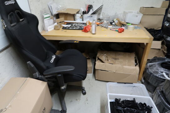 Kontorstol og skrivebord med indhold