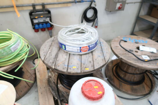 Palle med kabeltromle med div. Kabel