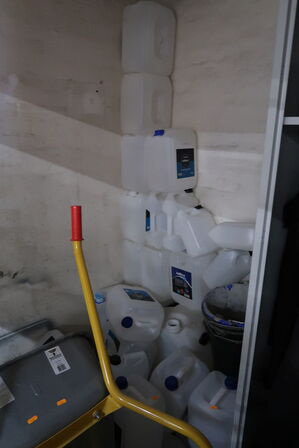 Træplade, lister samt plastikdunke