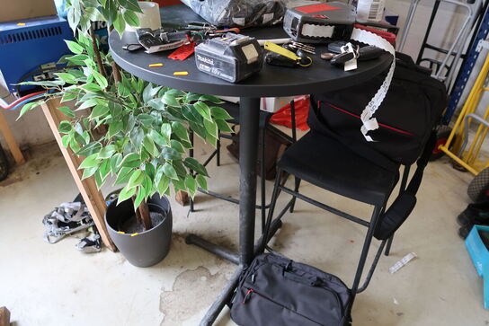 Barbord uden indhold med 2 stk. barstole