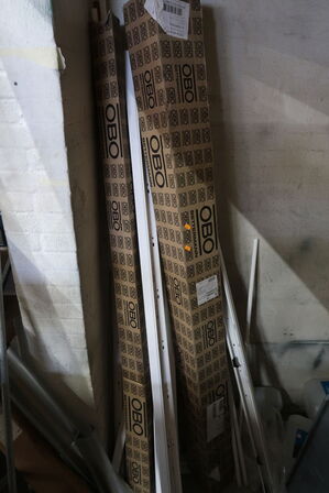 Træplade, lister samt plastikdunke