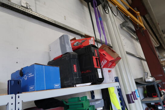 2 fag lagerreoler med indhold