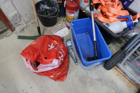 Vandslange, 2 stk. spande med indhold m.m.