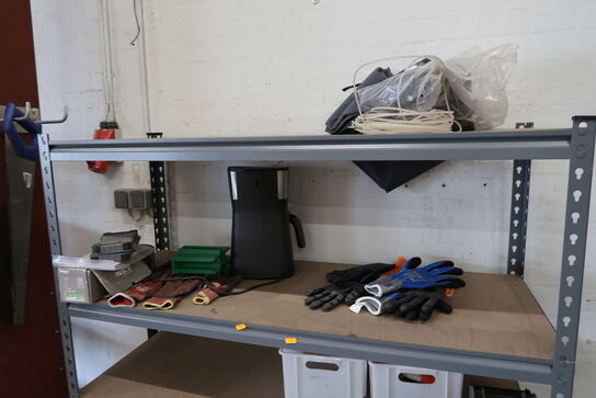 Lagerreol med indhold