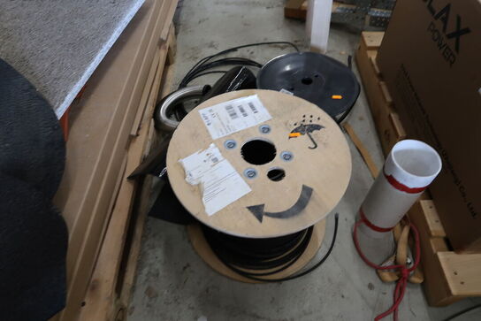 2 stk. kabeltromler med div. Kabel