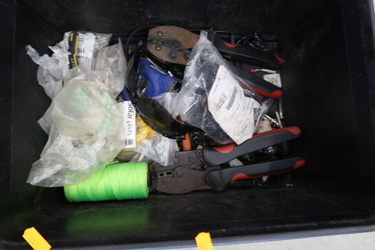 Kasse med værktøj og varelager