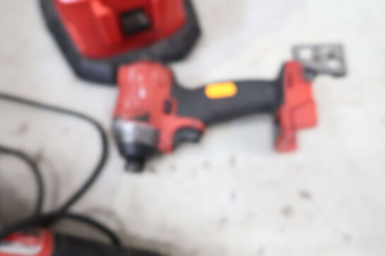 Multilader samt 2 stk. håndværktøj MILWAUKEE